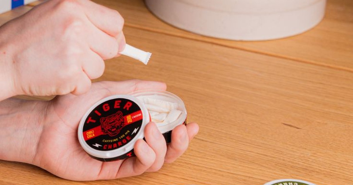 Lata branca de snus sobre fundo verde suave, composição minimalista